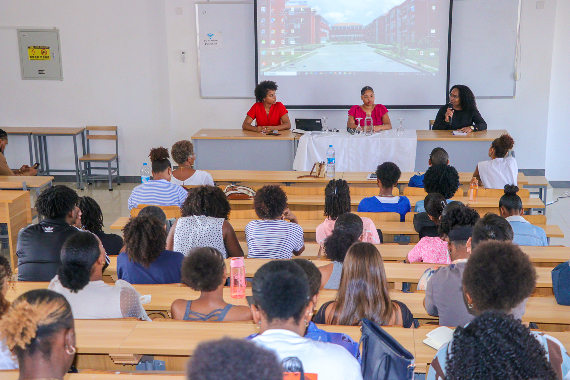 Estudantes-de-Enfermagem-entrega-donativos-arrecadados-à-Associação-Colmeia .jpg